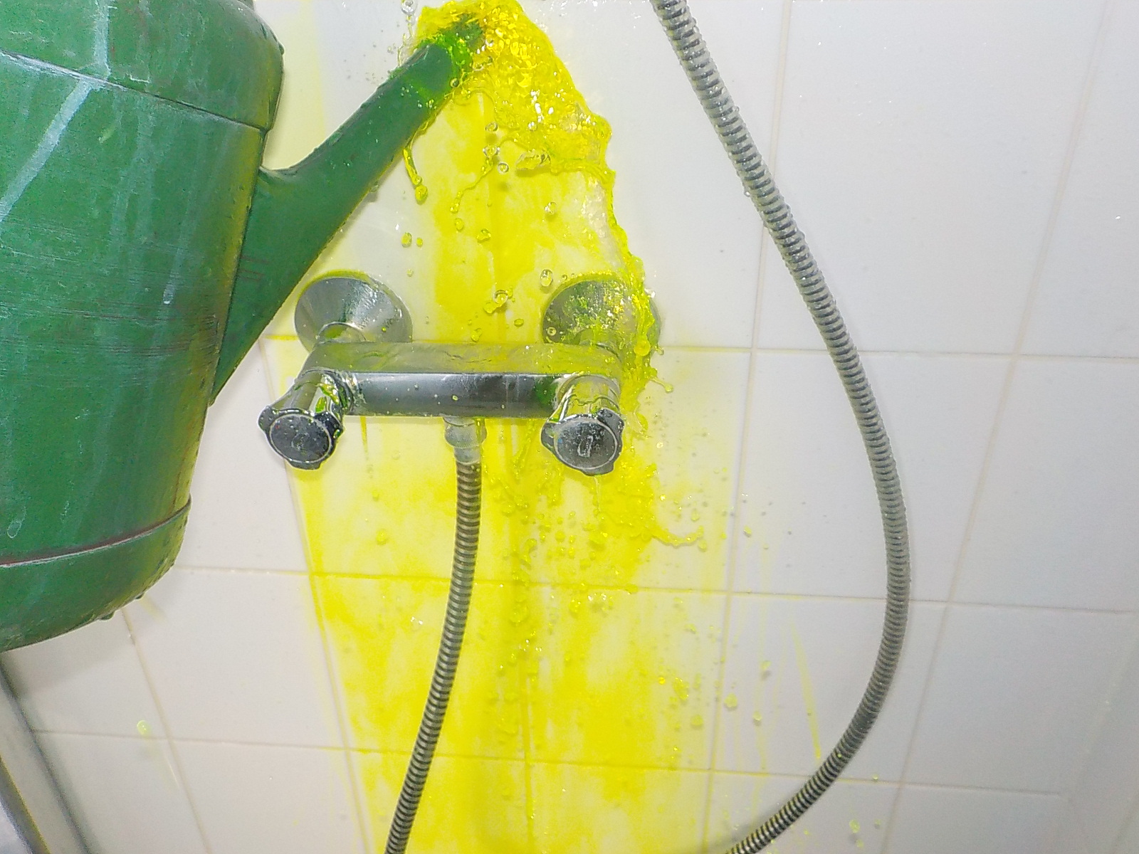 Lekkage badkamer opsporen met kleurstoftest.